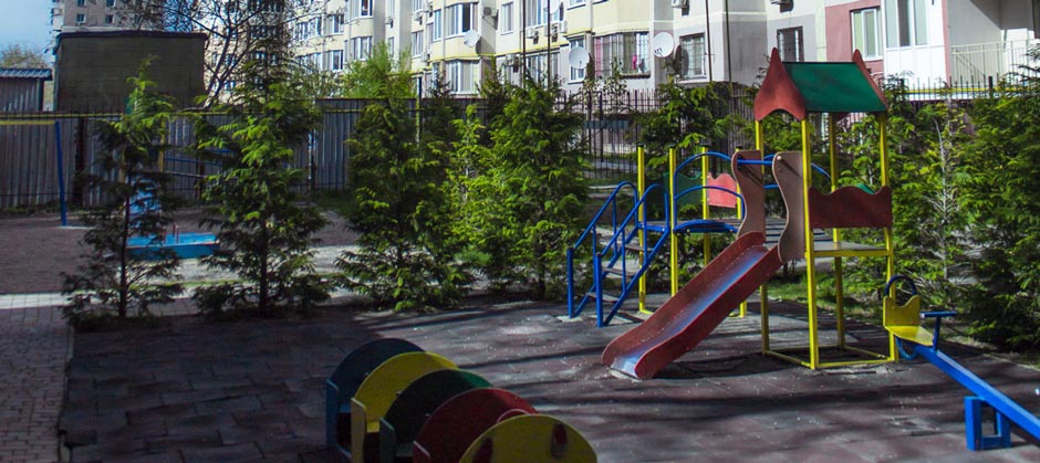 Детская площадка возле дома Благоустройство территории в ЖК Вернисаж