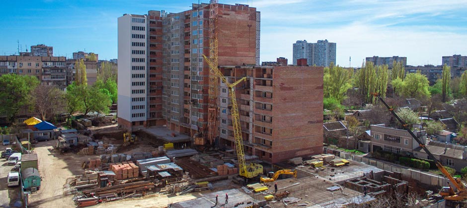 Общий вид на строительную площадку нового жилого дома Вернисаж - выгодные цены уже на этапе строительства